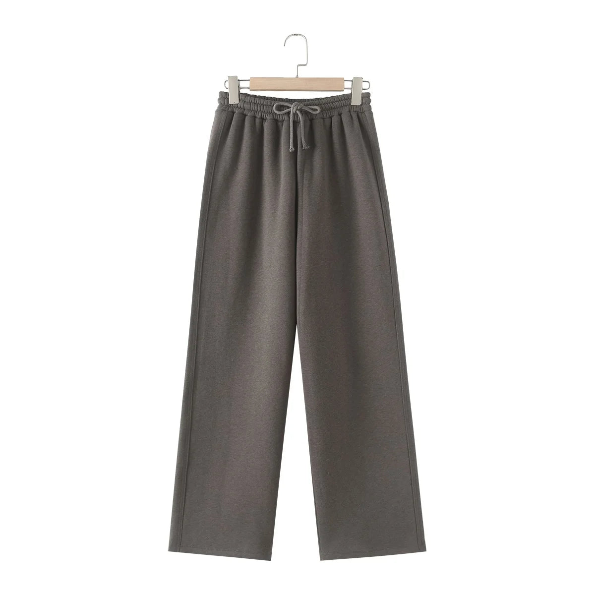 Ensemble jogging en coton doux, confortable pour le sport et la détente.