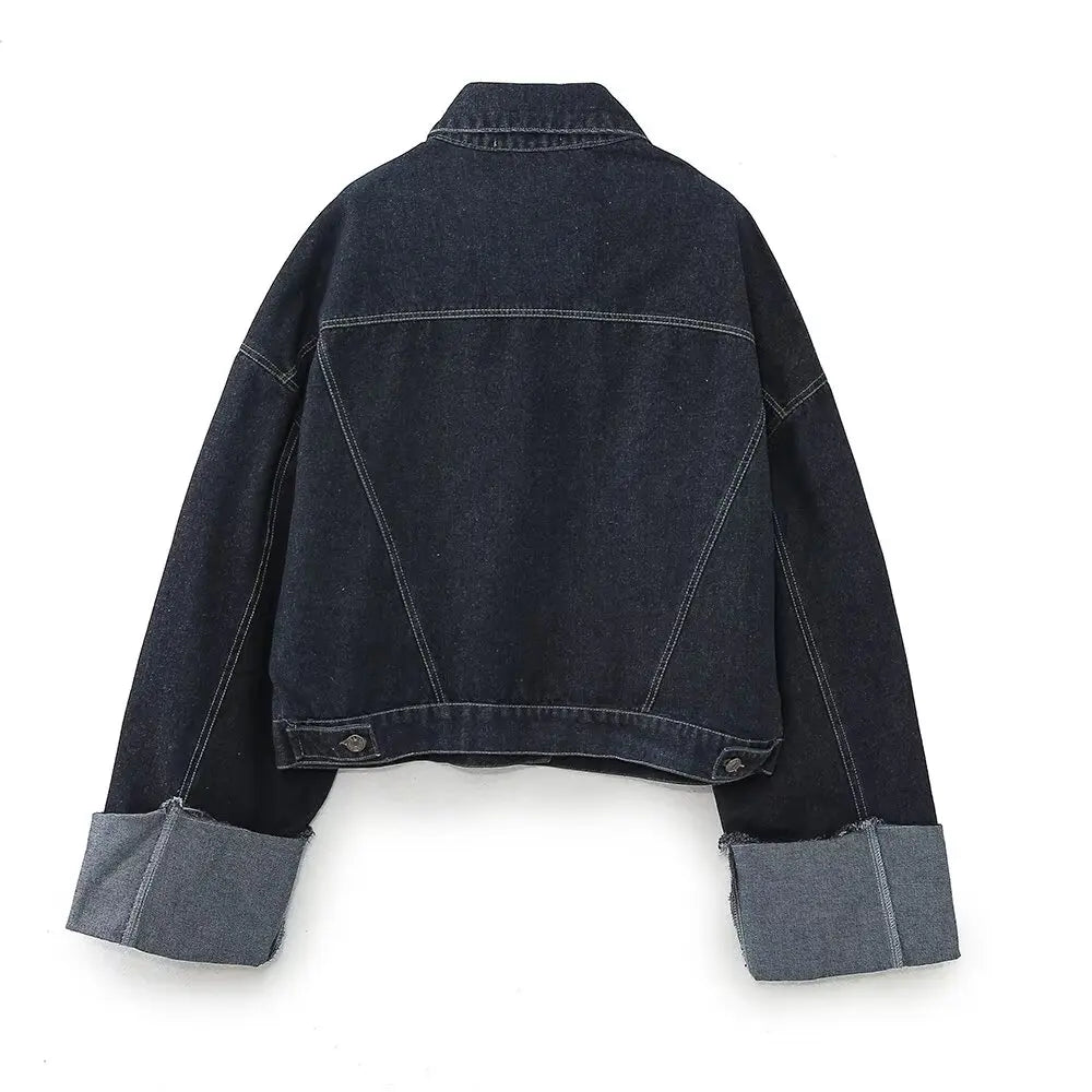 Ensemble jeans bleu clair composé d’une veste et d’un pantalon assortis.