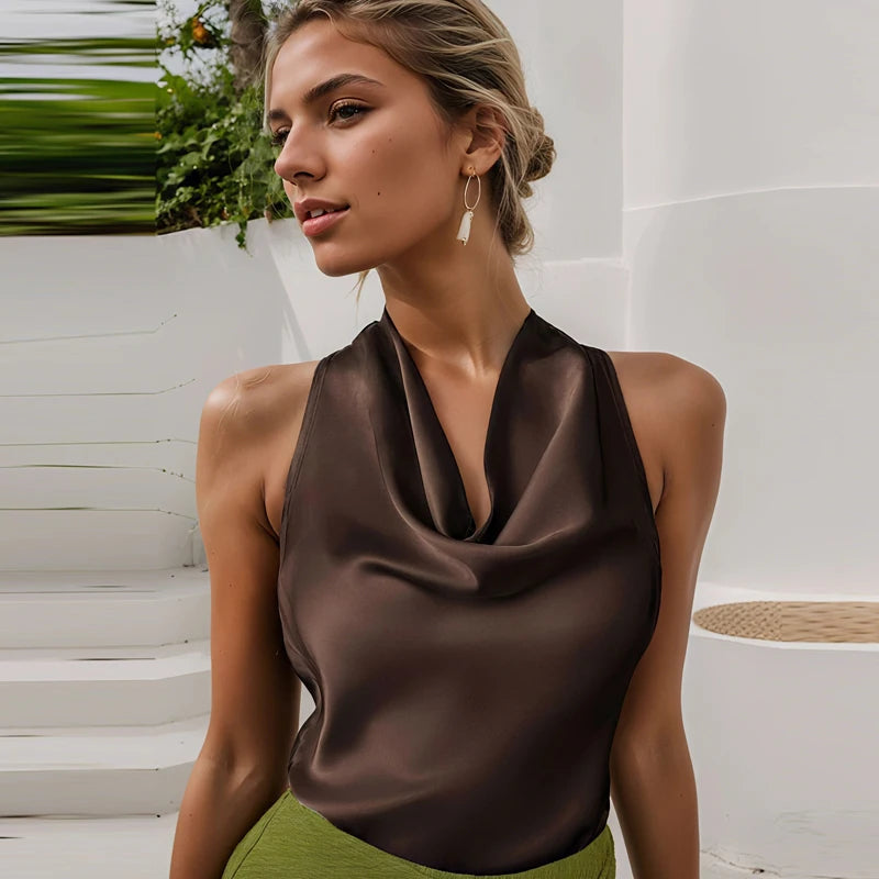 Top dos nu en satin rose poudré, élégant et féminin.