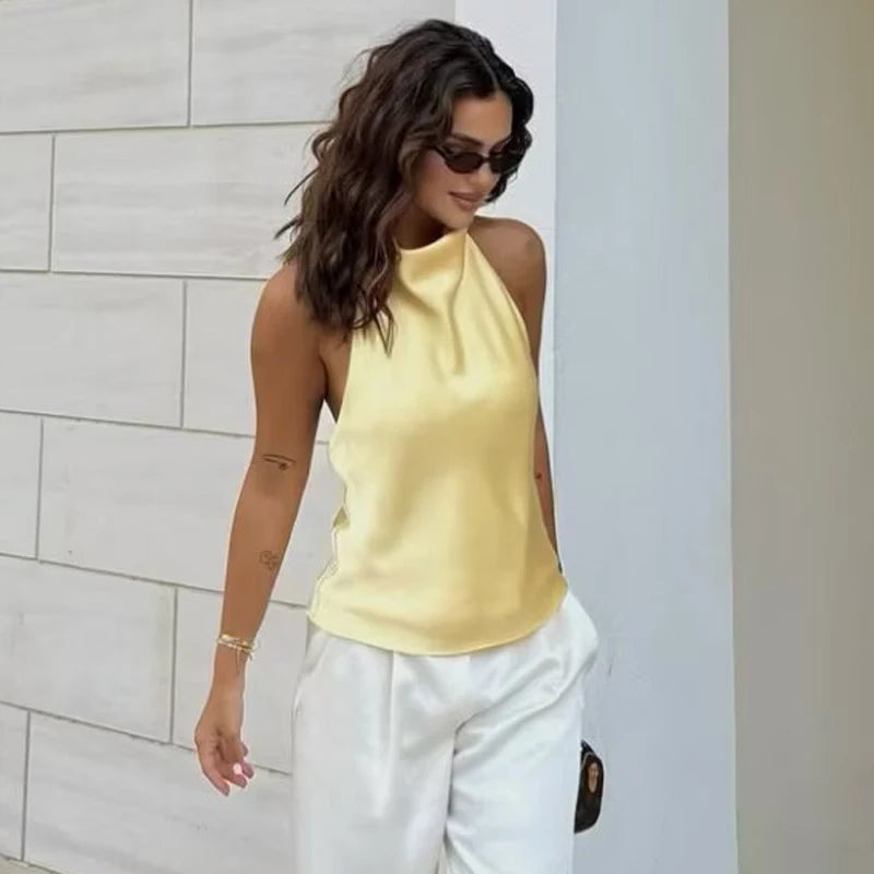 Top dos nu en satin rose poudré, élégant et féminin.