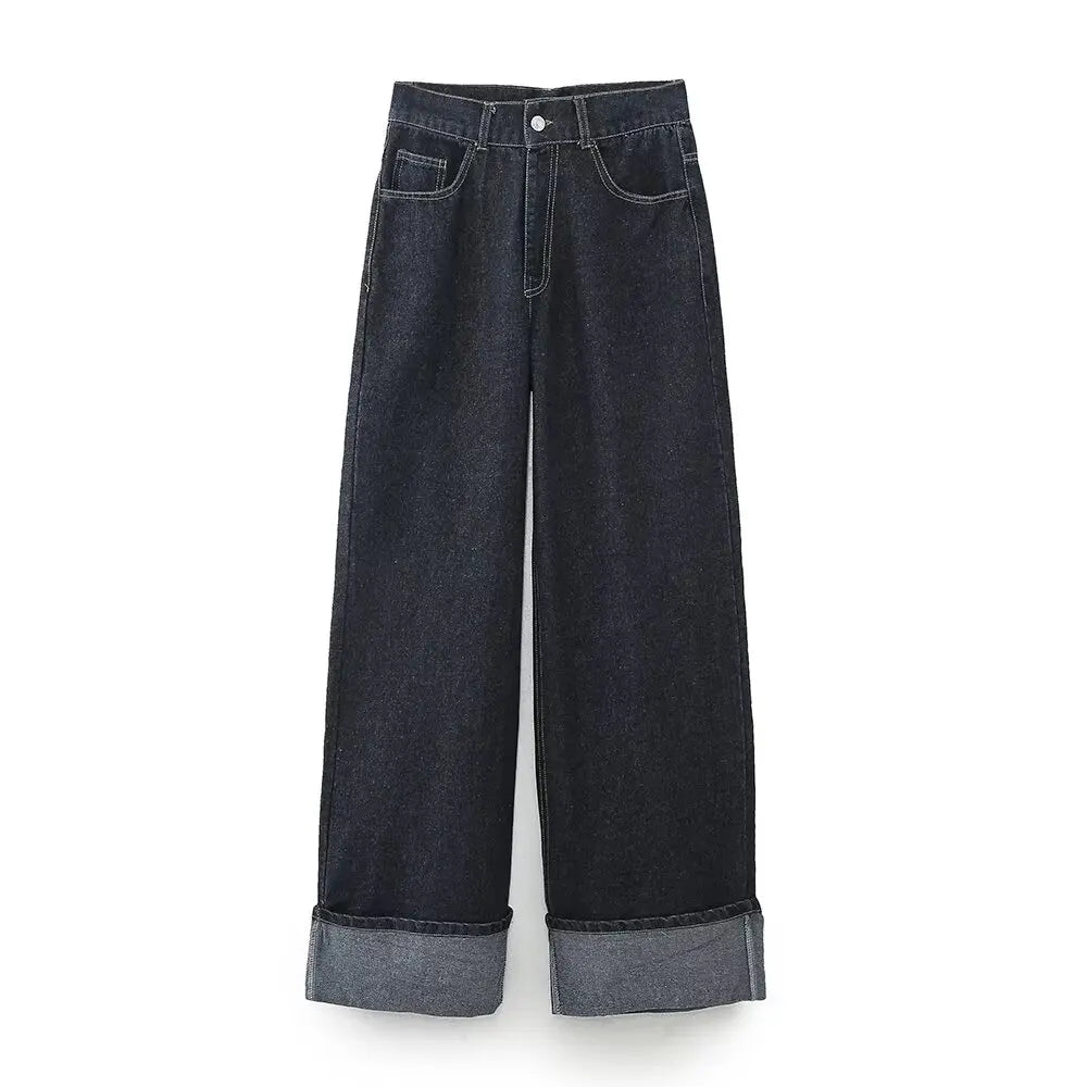 Ensemble jeans bleu clair composé d’une veste et d’un pantalon assortis.