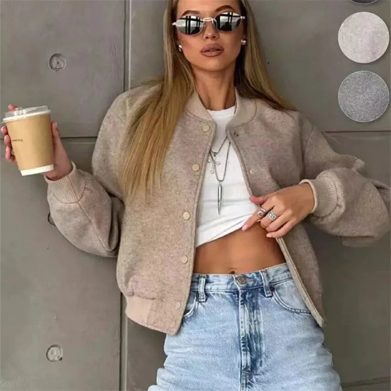 Bombers léger avec col côtelé, parfait pour un look casual et moderne.
