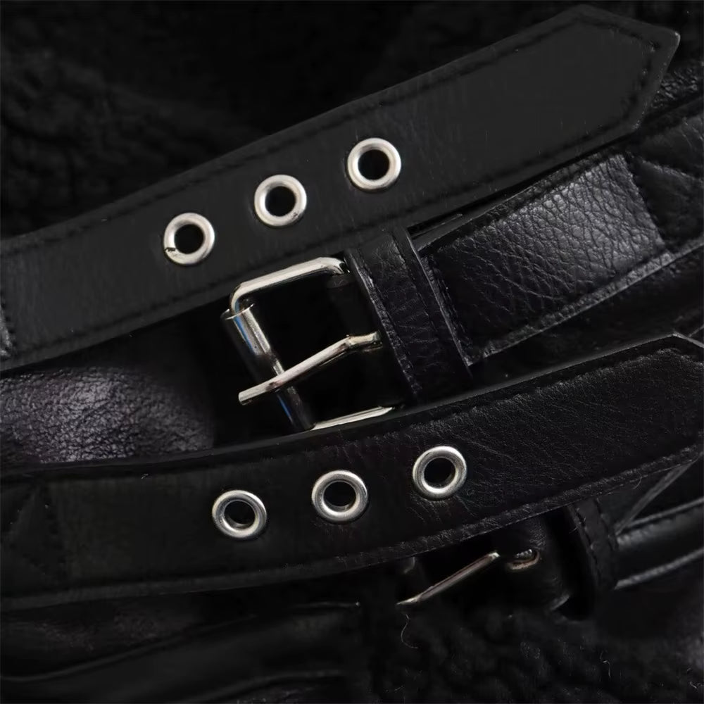 Veste motarde en cuir noir avec zips métalliques, style rock et urbain.