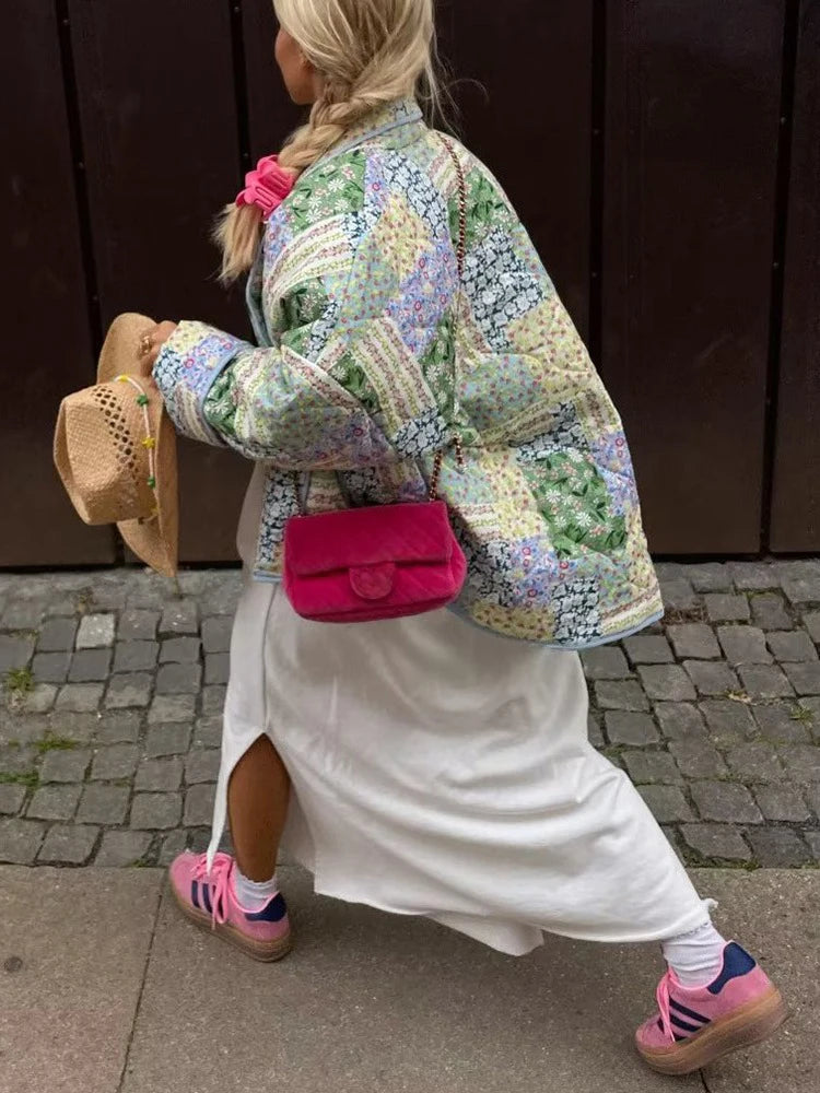 Veste patchwork multicolore en coton, style décontracté avec détails vintage et poches pratiques.