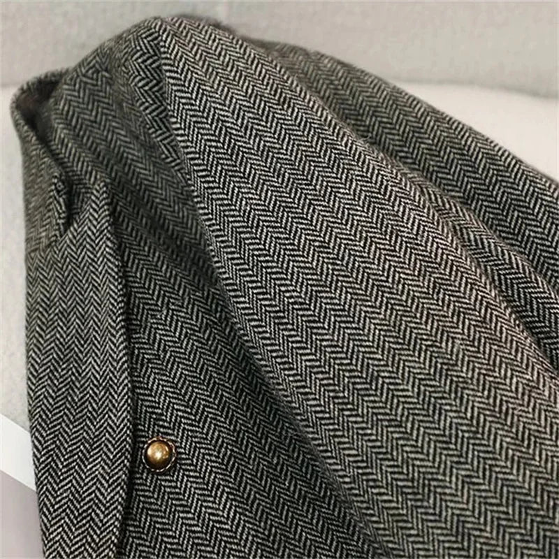 Blazer femme cintré en tissu structuré noir, idéal pour un look professionnel chic.