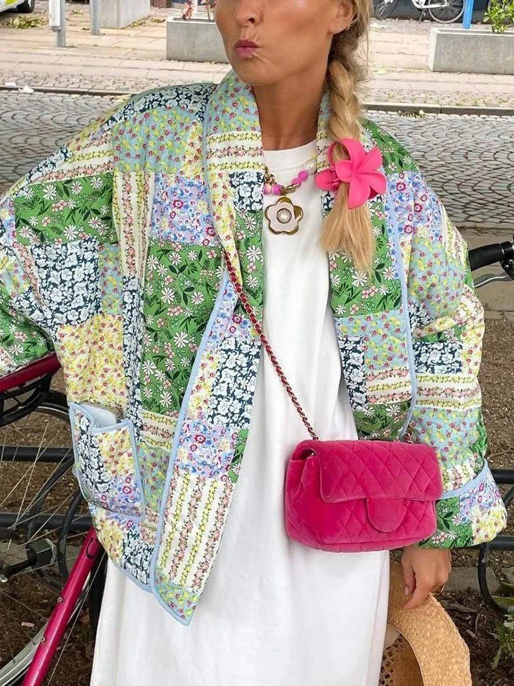 Veste patchwork multicolore en coton, style décontracté avec détails vintage et poches pratiques.