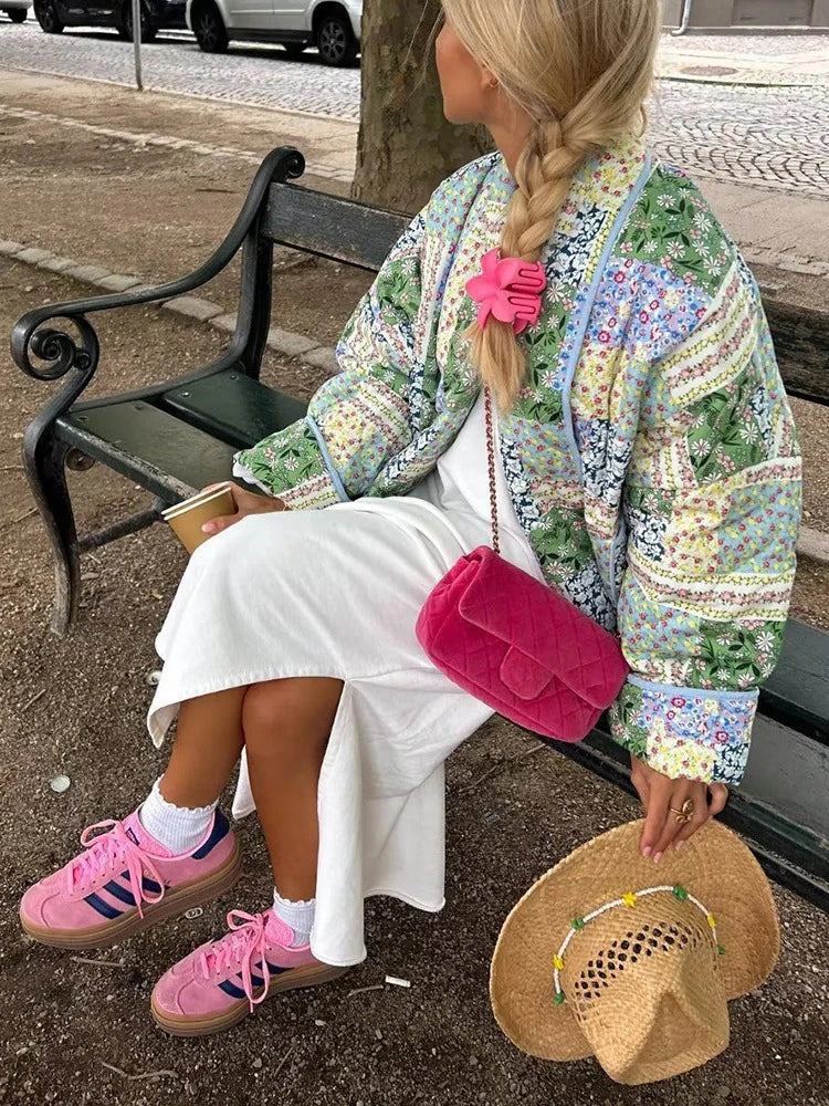 Veste patchwork multicolore en coton, style décontracté avec détails vintage et poches pratiques.