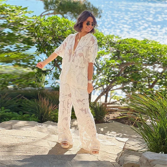 Ensemble blanc ajoure pour femme compose d un haut court et d un pantalon fluide ideal pour un look estival chic et leger en toute occasion