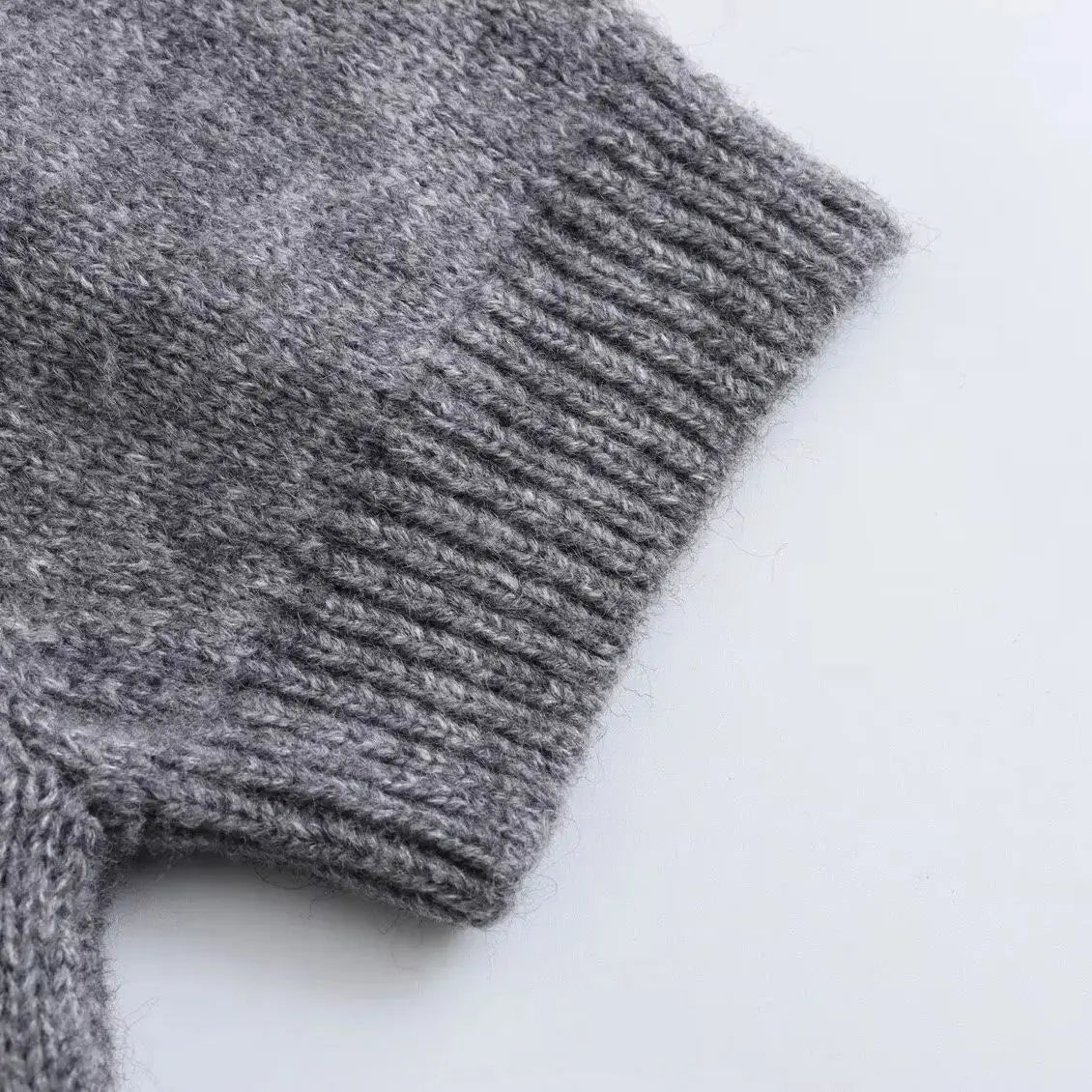 Gilet manches courtes femme vue de face avec détails bijoux