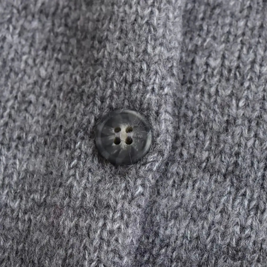 Gilet manches courtes femme vue de face avec détails bijoux