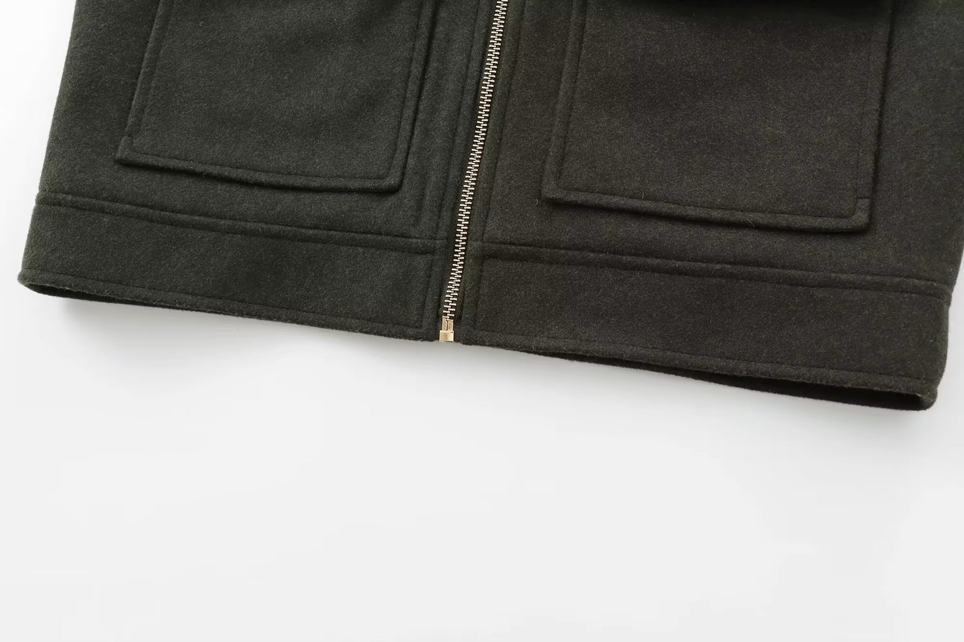 Veste courte en laine kaki, style moderne et facile à associer.