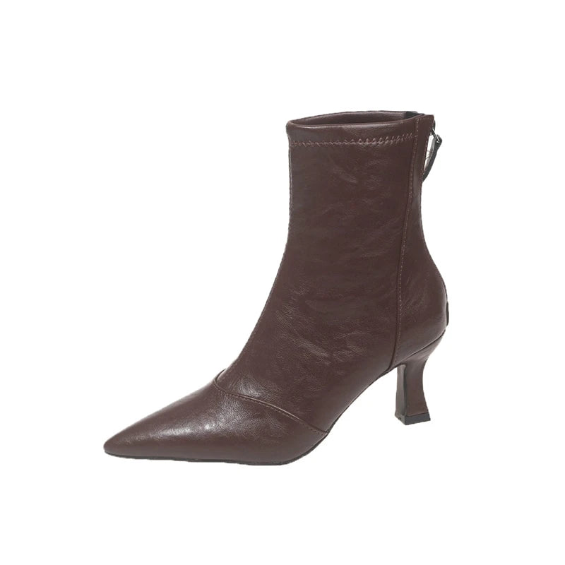 Bottines en cuir marron , talon moyen, style intemporel.