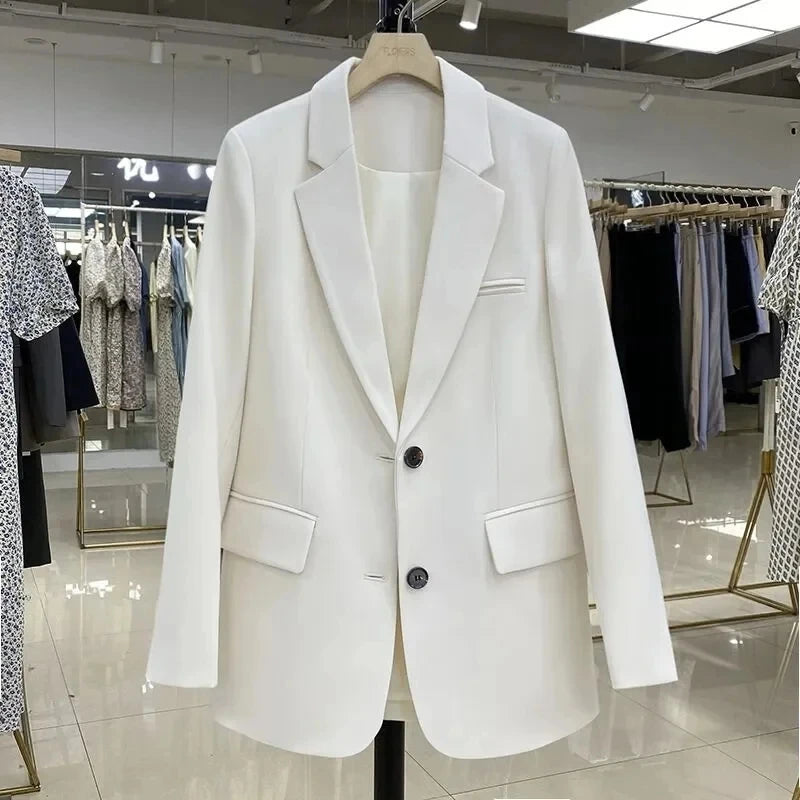 Veste blazer femme cintrée , idéale pour un look professionnel.