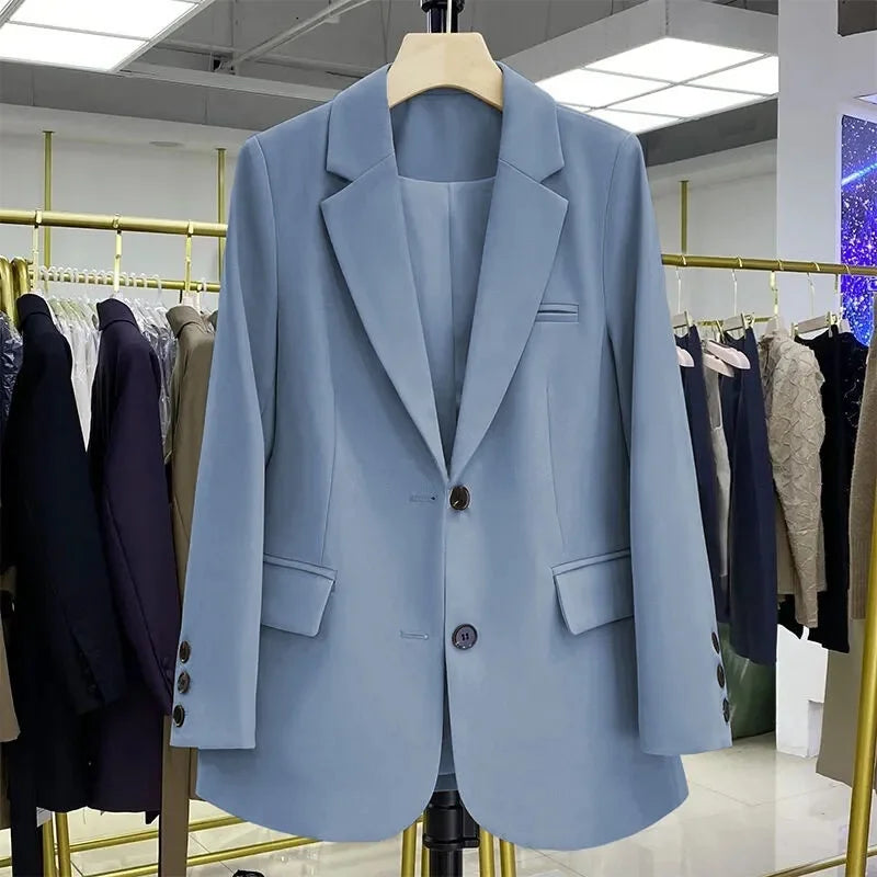 Veste blazer femme cintrée , idéale pour un look professionnel.