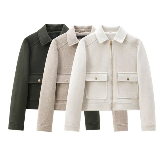 Veste courte en laine grise, style moderne et facile à associer.
