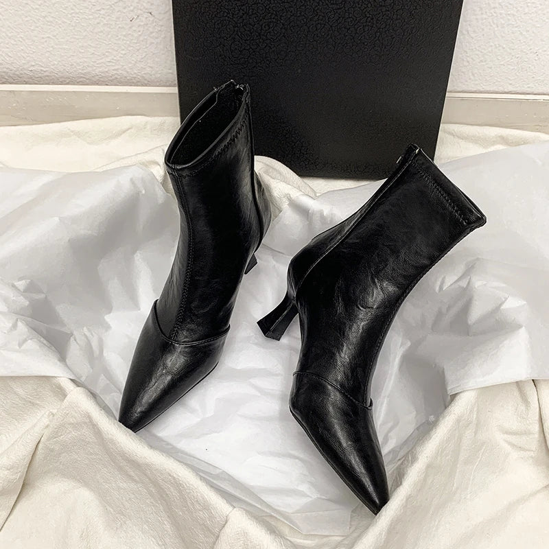 Bottines en cuir marron noir, talon moyen, style intemporel.
