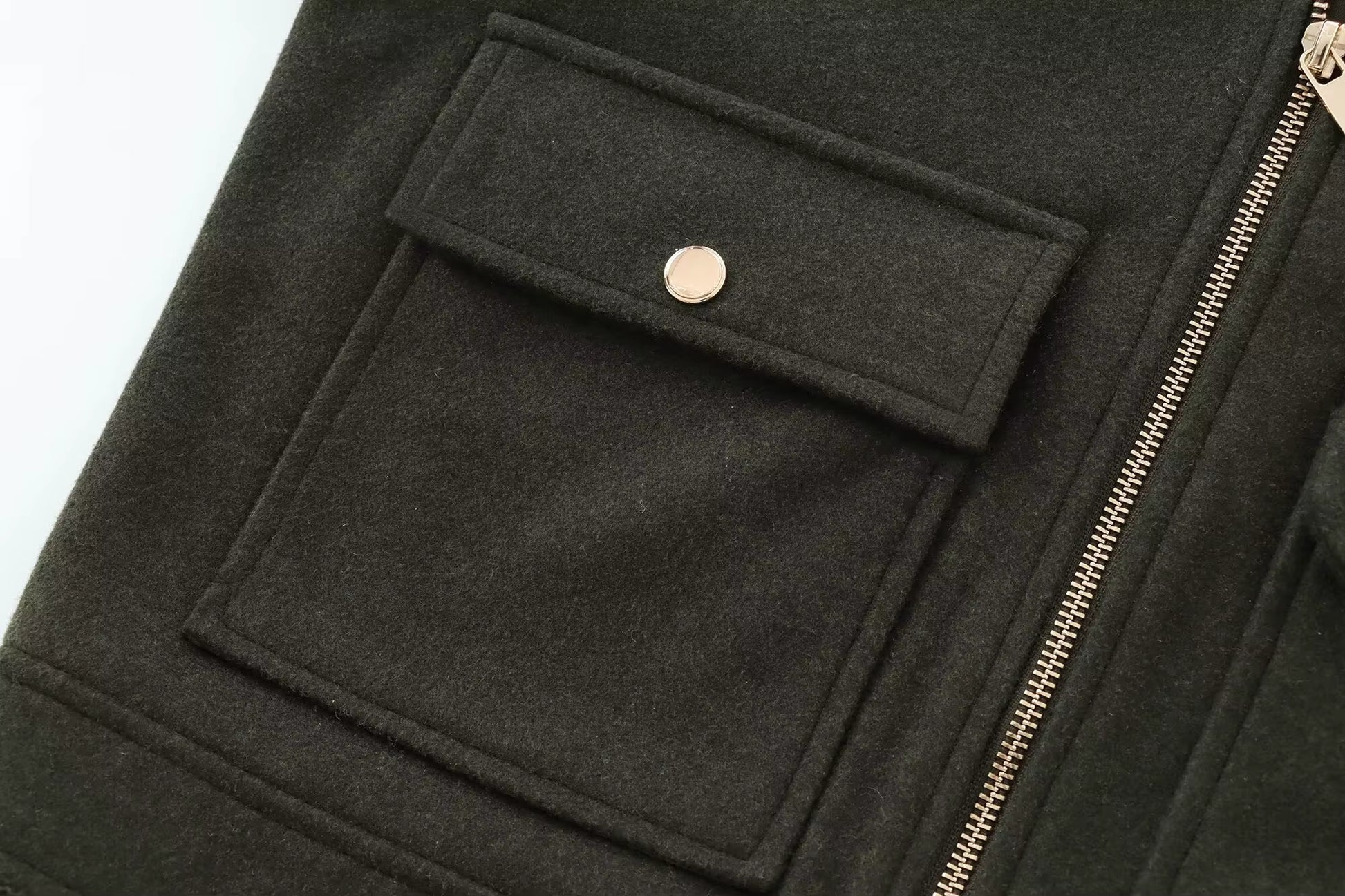 Veste courte en laine kaki, style moderne et facile à associer.