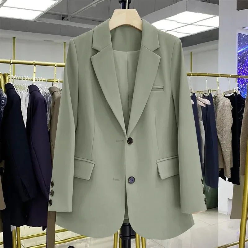 Veste blazer femme cintrée , idéale pour un look professionnel.
