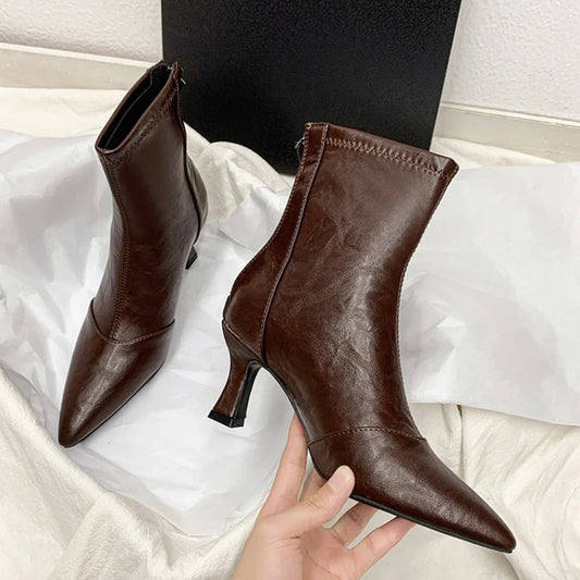 Bottines en cuir marron , talon moyen, style intemporel.