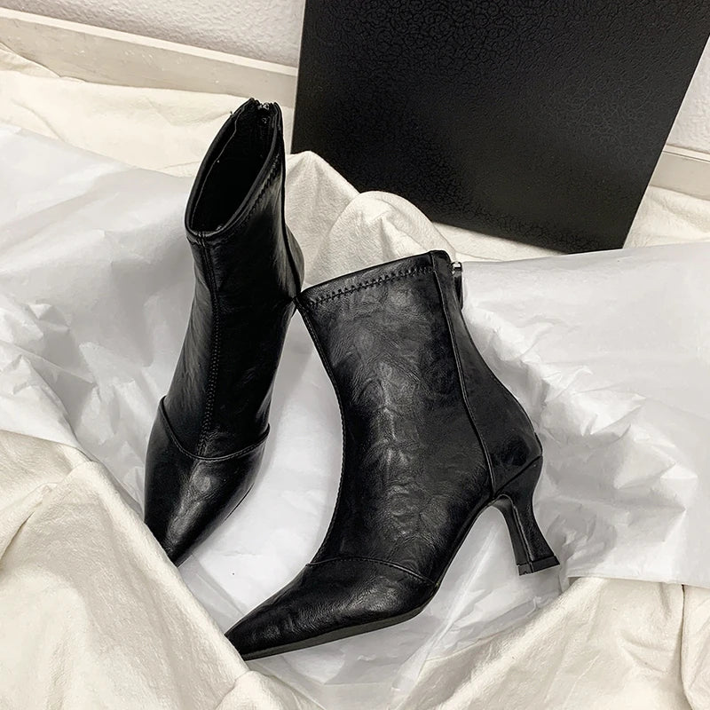 Bottines en cuir noir, talon moyen, style intemporel.