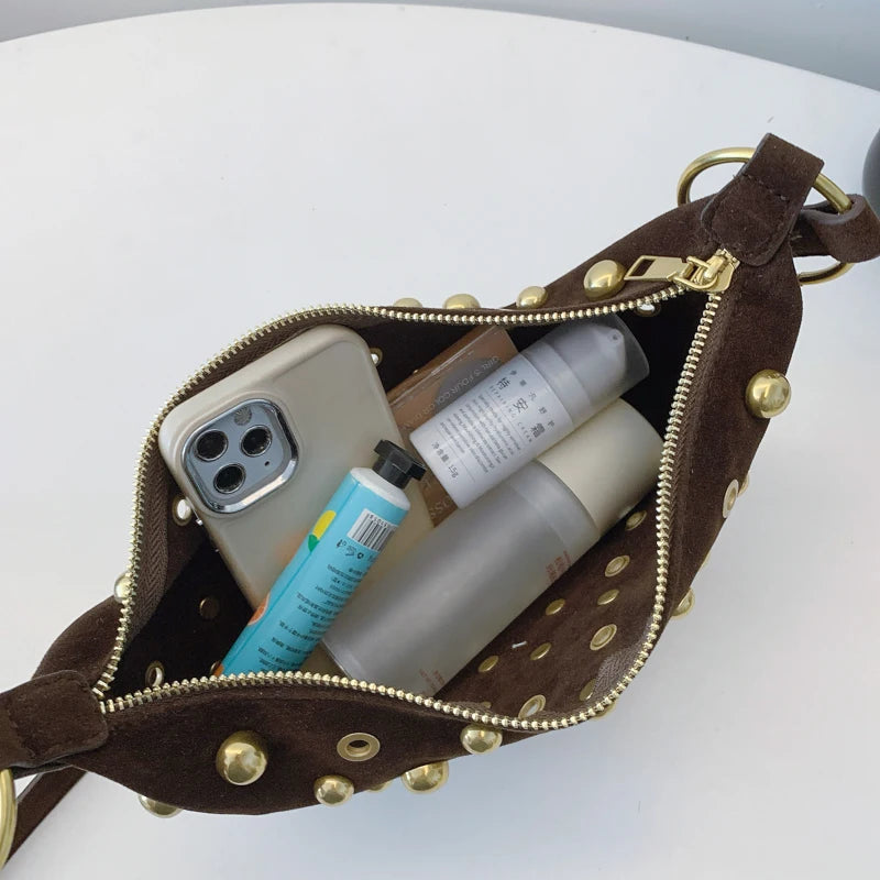 Sac demi-lune en simili cuir , petit et pratique pour un usage quotidien.