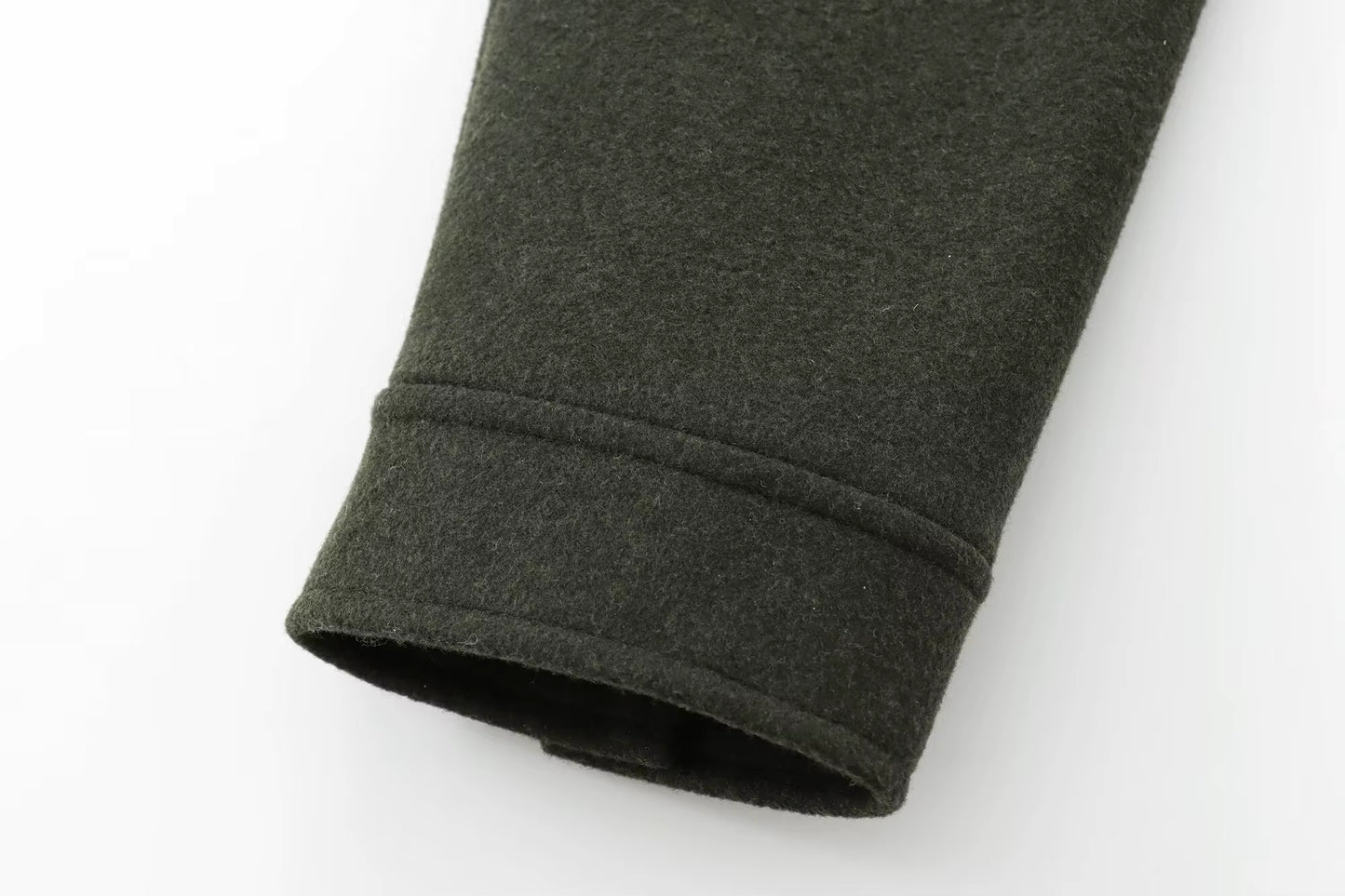 Veste courte en laine kaki, style moderne et facile à associer.