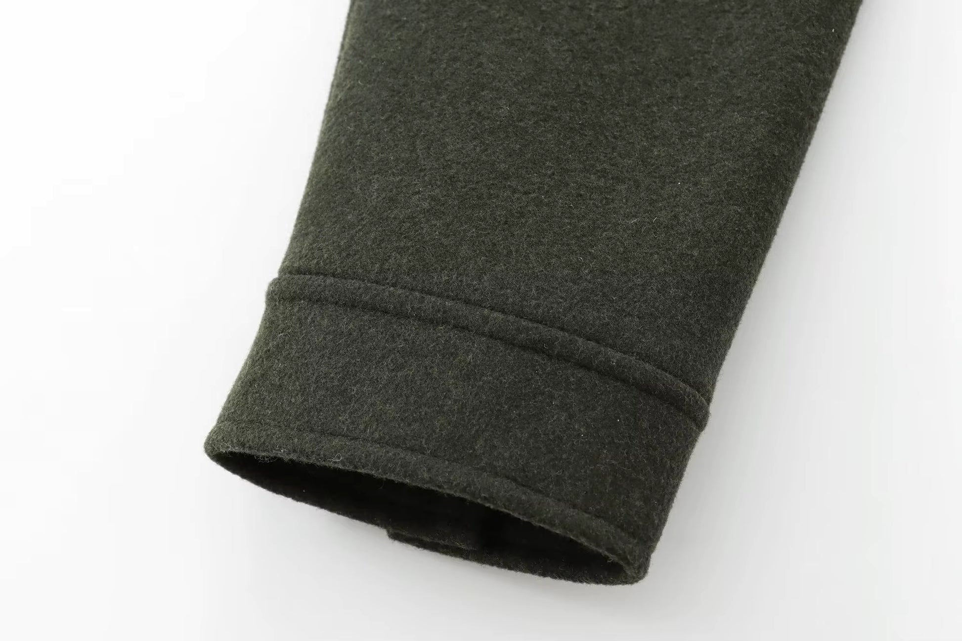 Veste courte en laine kaki, style moderne et facile à associer.