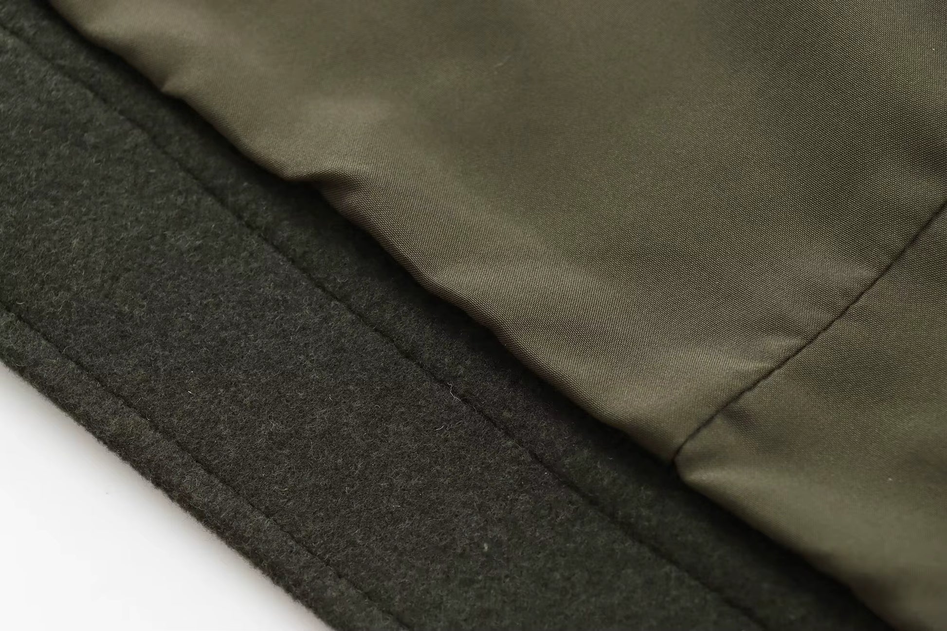 Veste courte en laine kaki, style moderne et facile à associer.