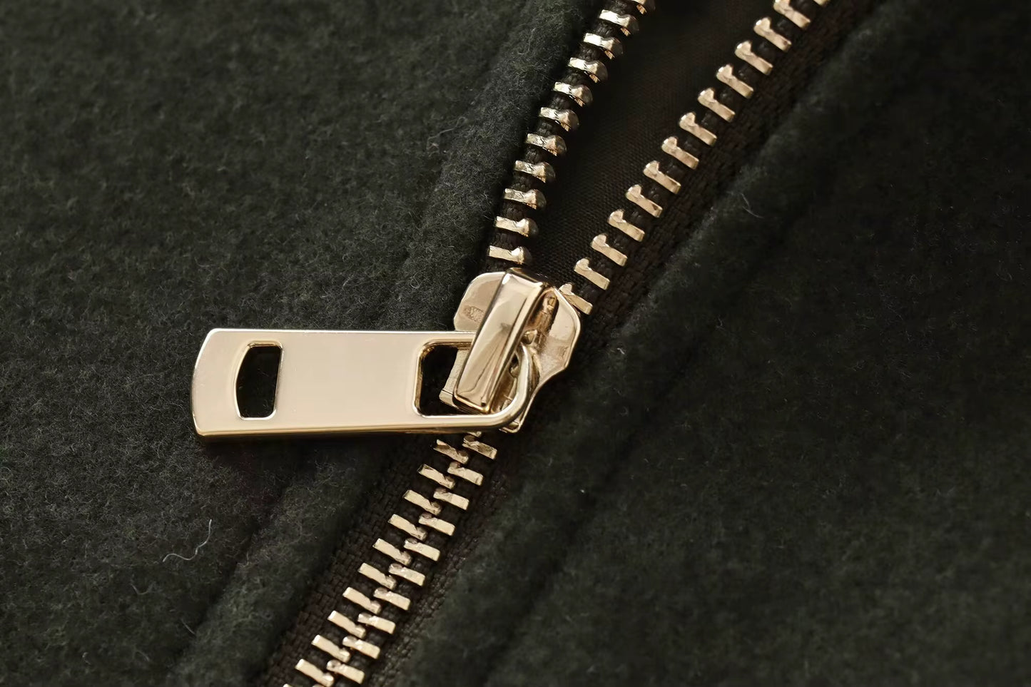 Veste courte en laine kaki, style moderne et facile à associer.