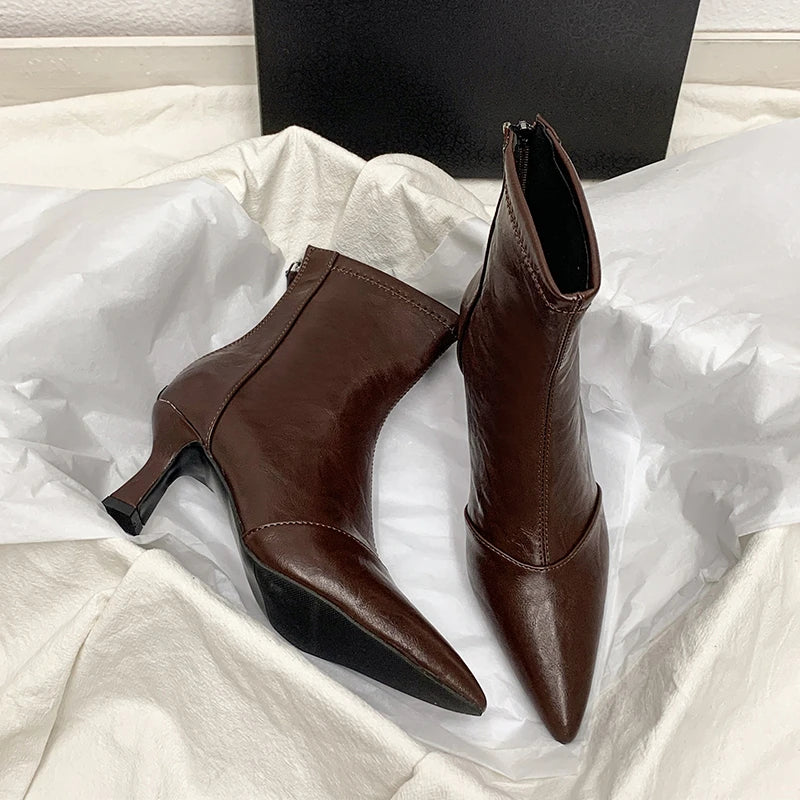 Bottines en cuir marron , talon moyen, style intemporel.