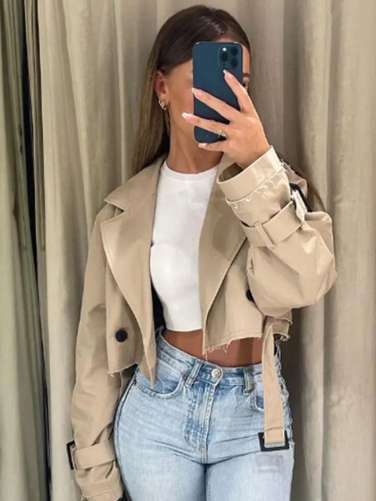 Trench court beige avec ceinture à la taille, look chic et intemporel.