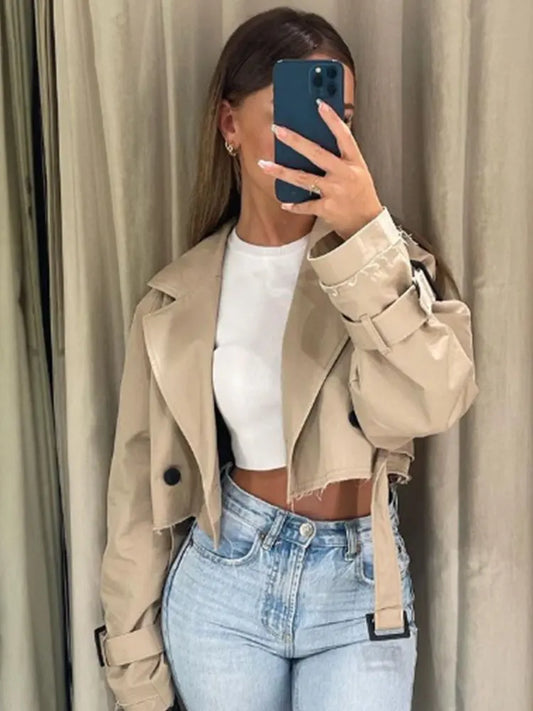 Trench court beige avec ceinture à la taille, look chic et intemporel.