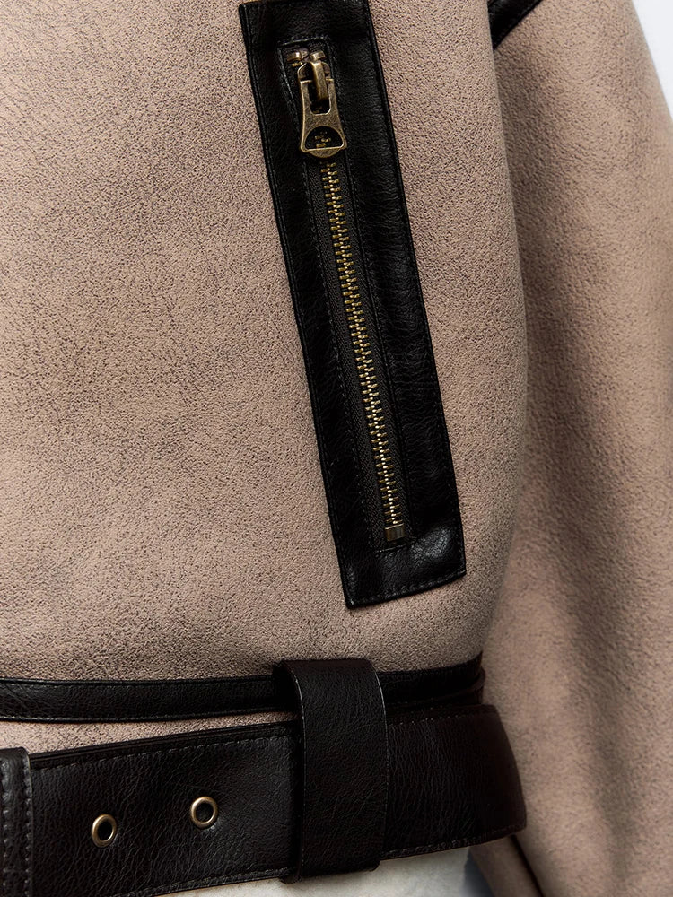 Veste rétro aviateur en cuir marron avec col en fausse fourrure.