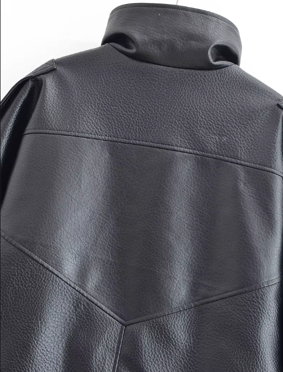 Blouson pour femme en matiere synthétique, style tendance et moderne, idéal pour un look quotidien.