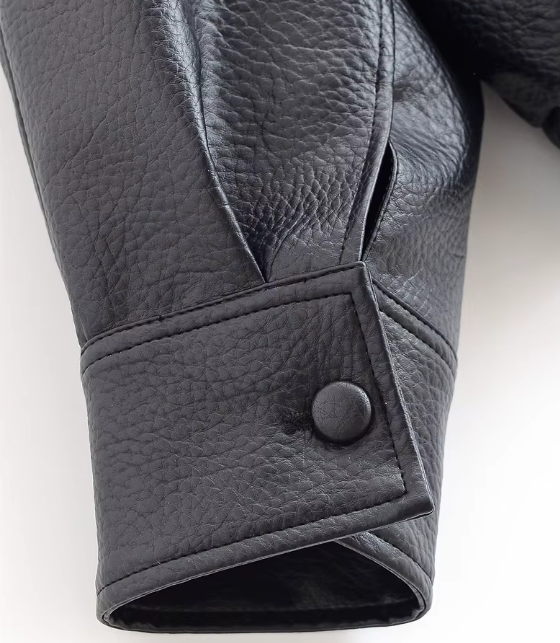 Blouson pour femme en matiere synthétique, style tendance et moderne, idéal pour un look quotidien.