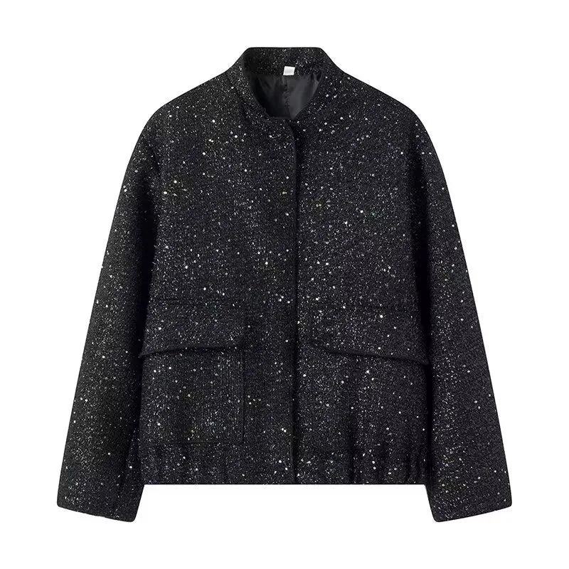 Blouson à paillettes porté avec une tenue festive