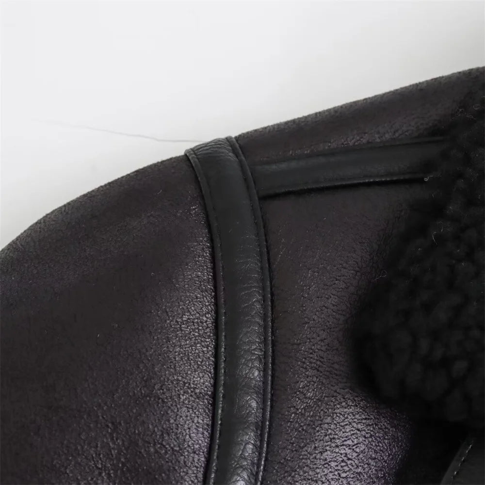 Veste motarde en cuir noir avec zips métalliques, style rock et urbain.
