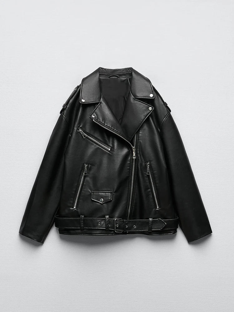 Veste en cuir noir over size, style motard classique.
