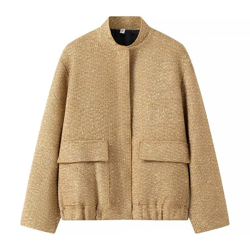 Blouson à paillettes porté avec une tenue festive