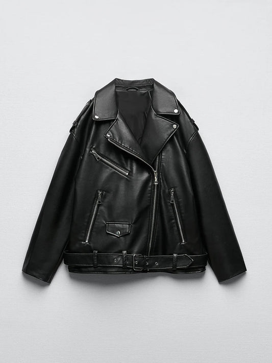 Veste en cuir noir over size, style motard classique.