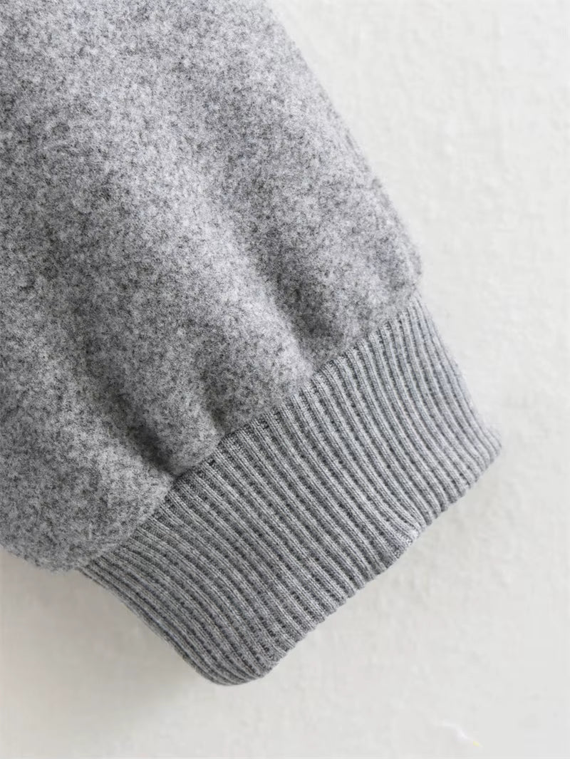 Bombers léger avec col côtelé, parfait pour un look casual et moderne.