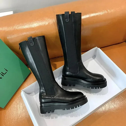Bottes hautes en simili cuir noir, style classique et sophistiqué pour un look urbain.