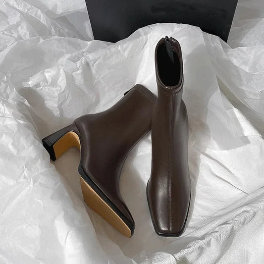 Bottines femme Meline en cuir marron avec talon moyen, parfaites pour un look chic et confortable.