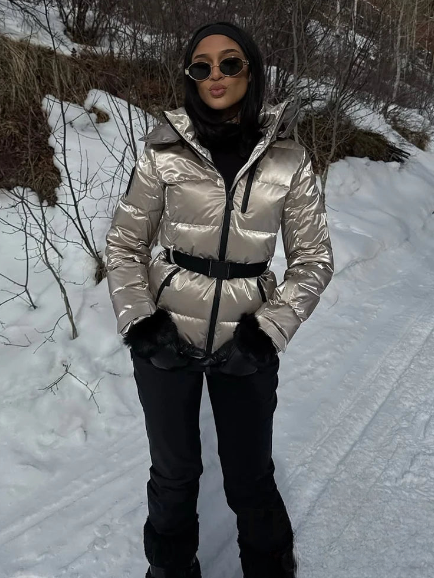 Veste de neige imperméable avec capuche, idéale pour les activités hivernales.