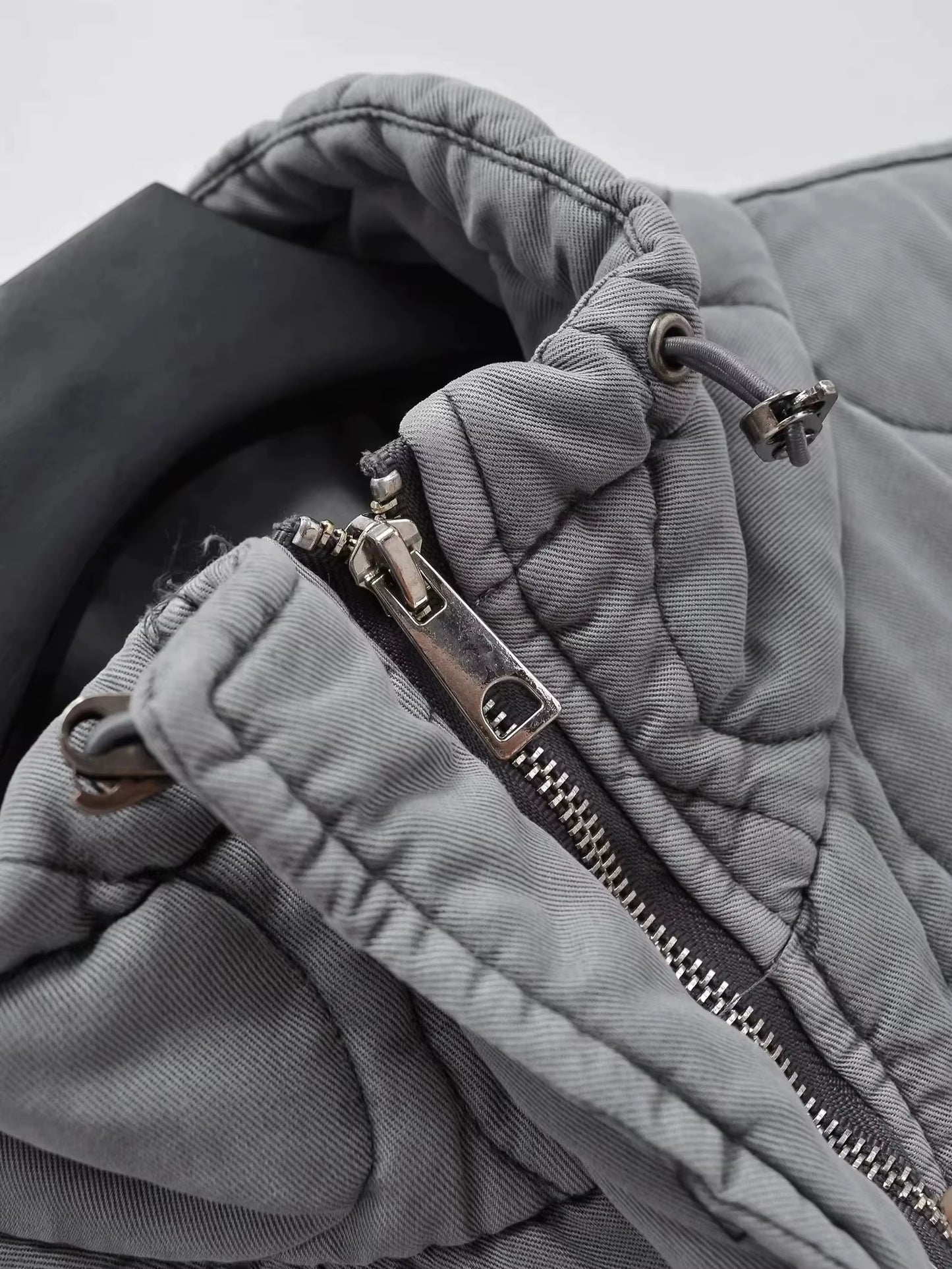 Veste sans manches en tissu léger gris délavé, idéale pour superposer.
