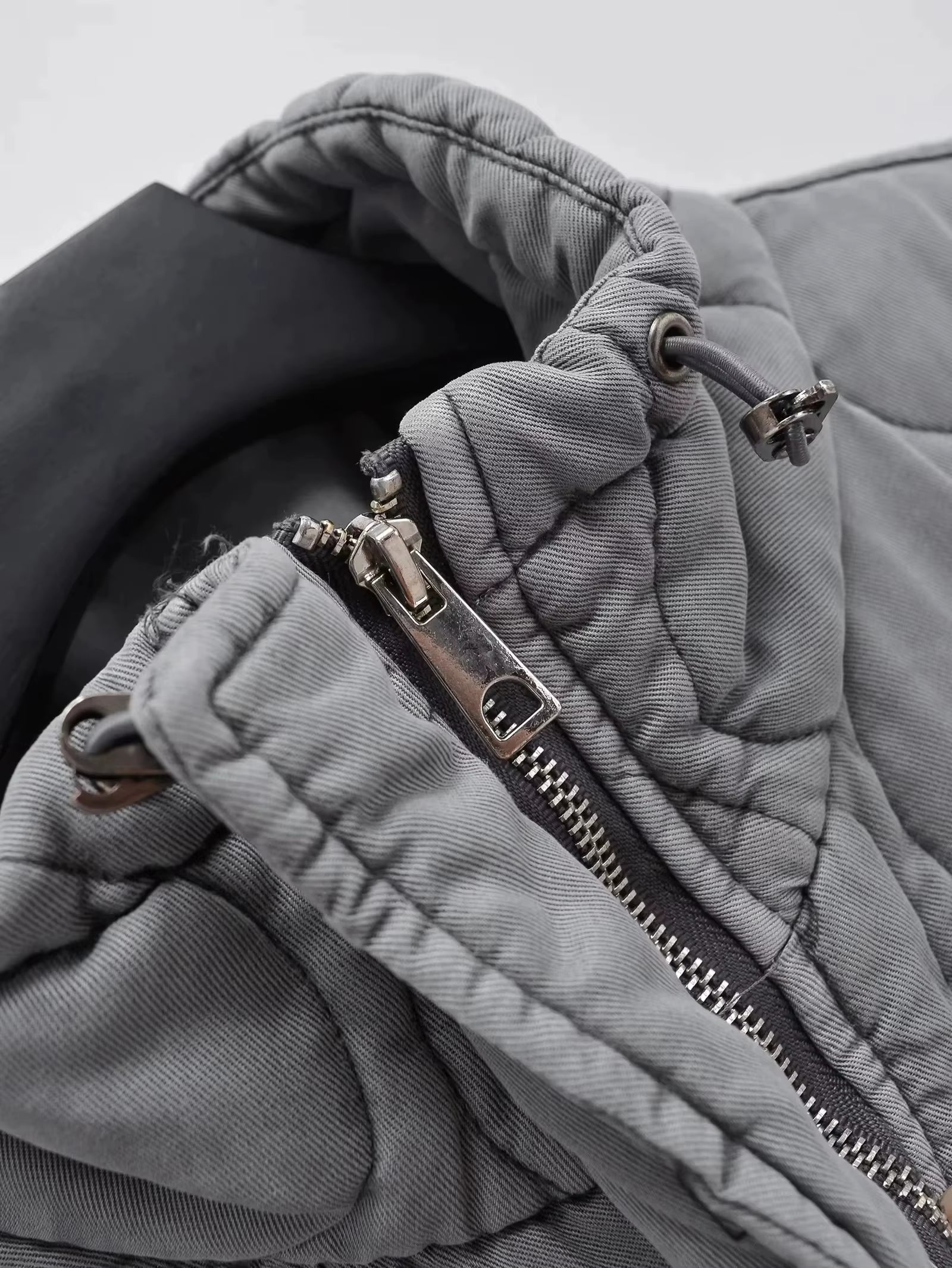 Veste sans manches en tissu léger gris délavé, idéale pour superposer.