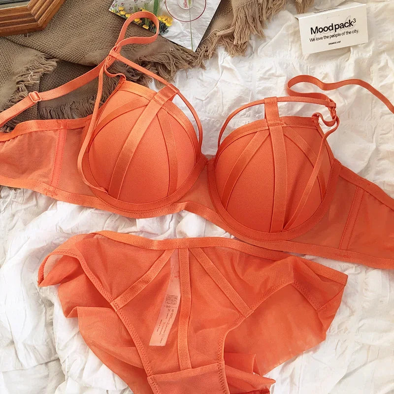 Ensemble de lingerie sexy en dentelle orange pour la Saint-Valentin.