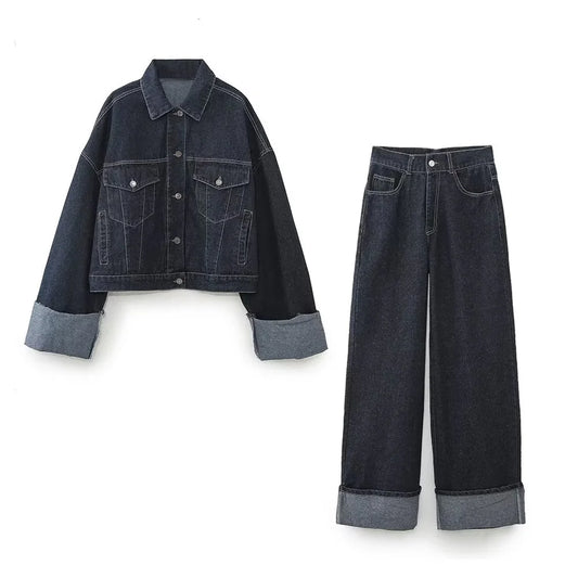 Ensemble jeans bleu clair composé d’une veste et d’un pantalon assortis.