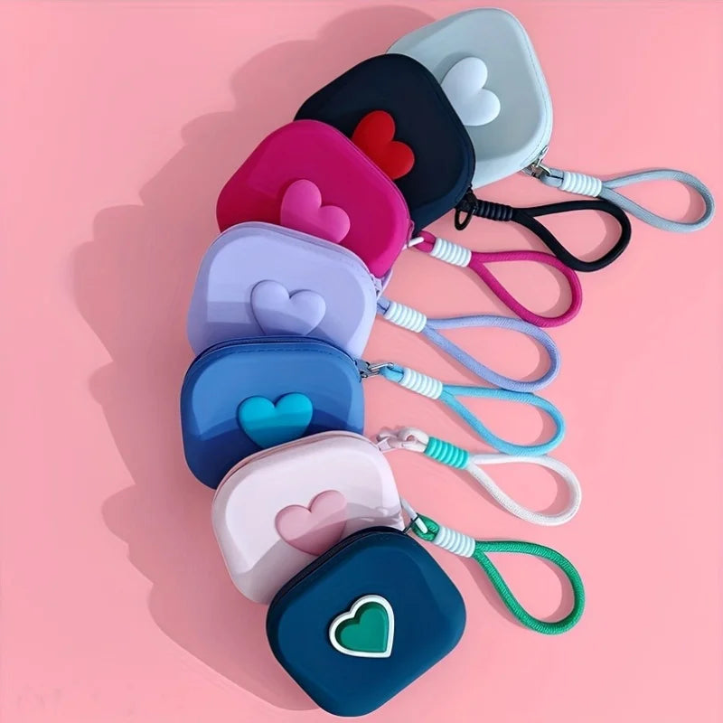 Petit sac cœur accroché en accessoire sur un sac à main, look urbain et mignon.