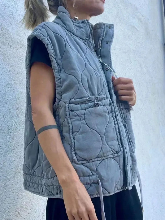 Veste sans manches en tissu léger bleu délavé, idéale pour superposer.